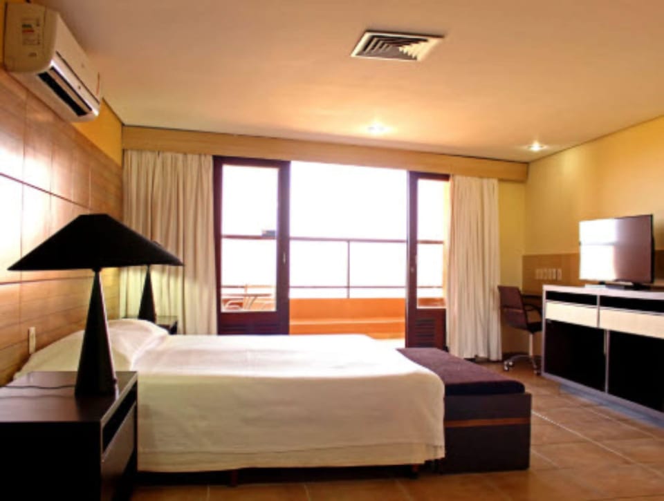 Minibar, in-room safe, desk, WiFi (free)