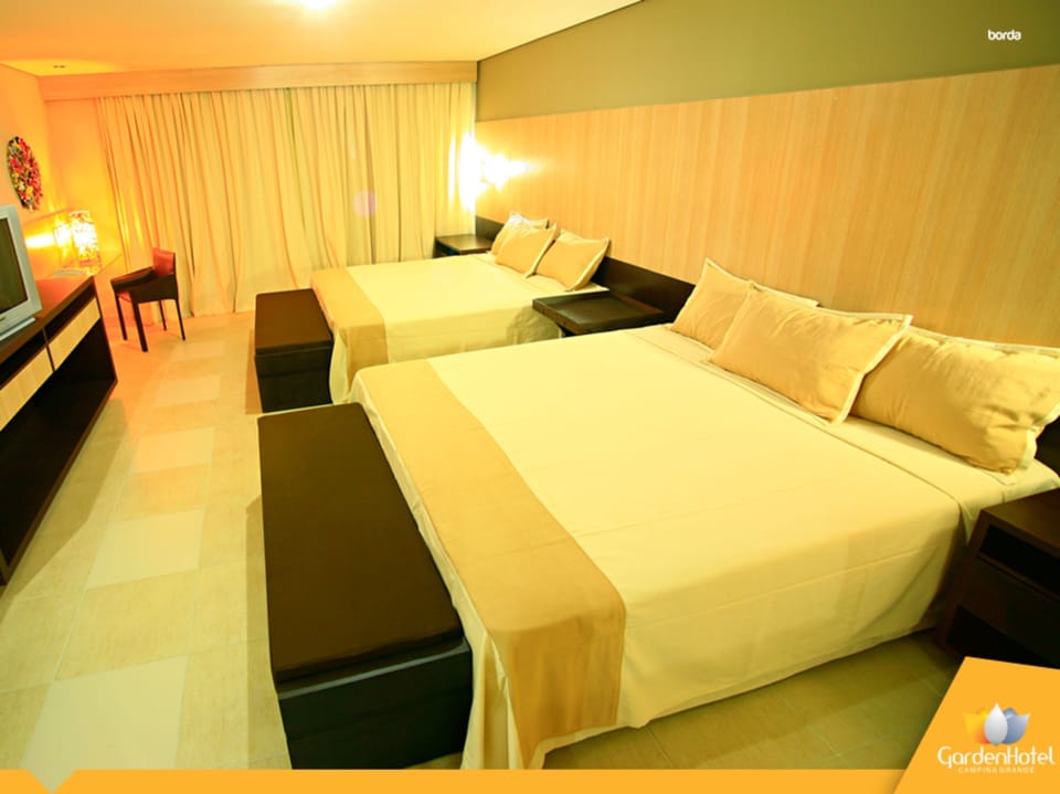 Minibar, in-room safe, desk, WiFi (free)