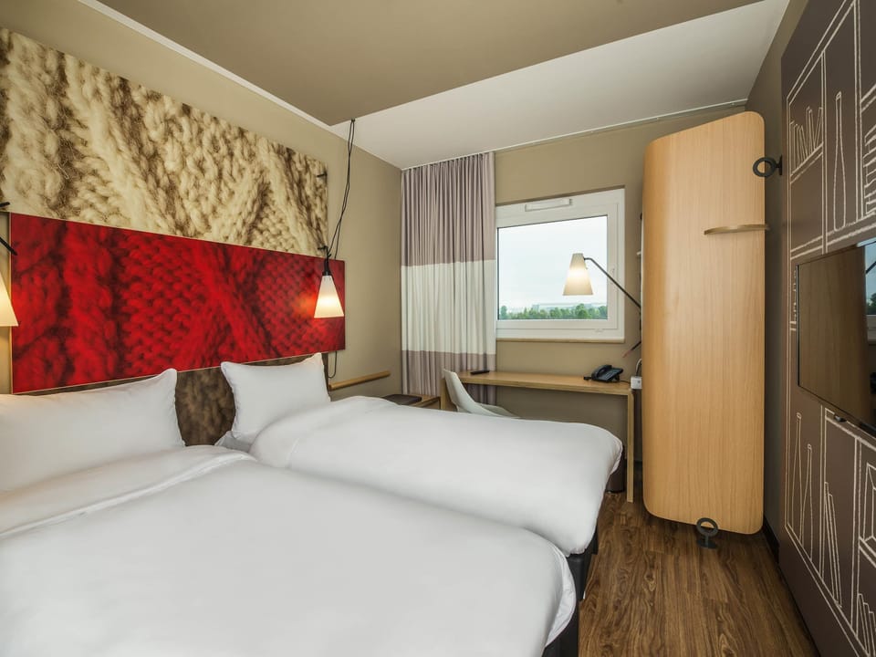 Room | Laptop workspace, blackout drapes, soundproofing, free WiFi