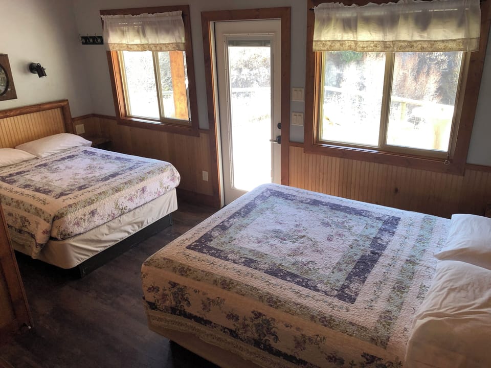 Deluxe Cabin, 1 Bedroom, Non Smoking, Mountain View | 1 bedroom, individually furnished, free wired internet