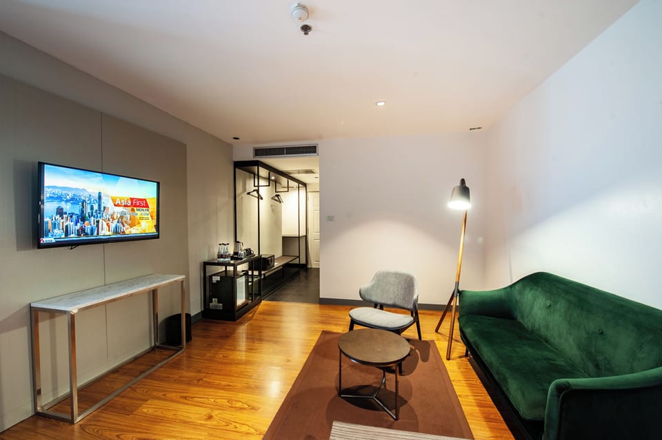Executive Suite | Minibar, desk, WiFi (free)
