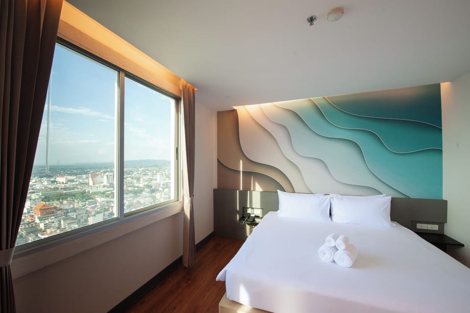 Executive Suite | Minibar, desk, WiFi (free)
