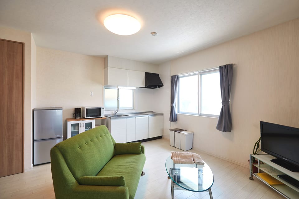 Standard Twin Room, Non Smoking | Living room | Flat-screen TV, DVD player