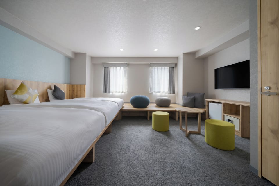 Down comforters, in-room safe, desk, blackout drapes