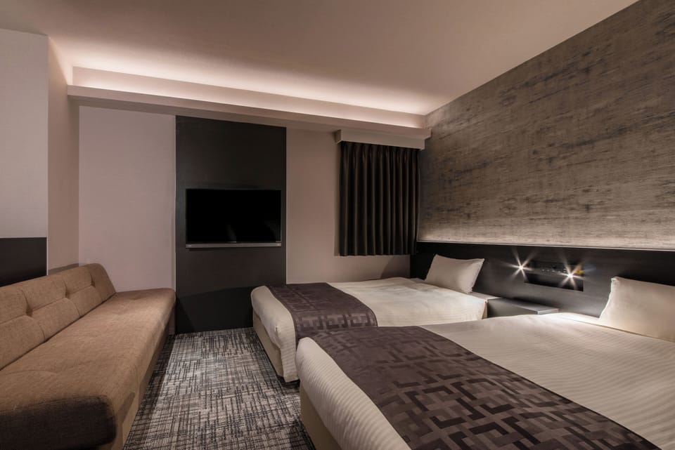 Down comforters, in-room safe, desk, blackout drapes