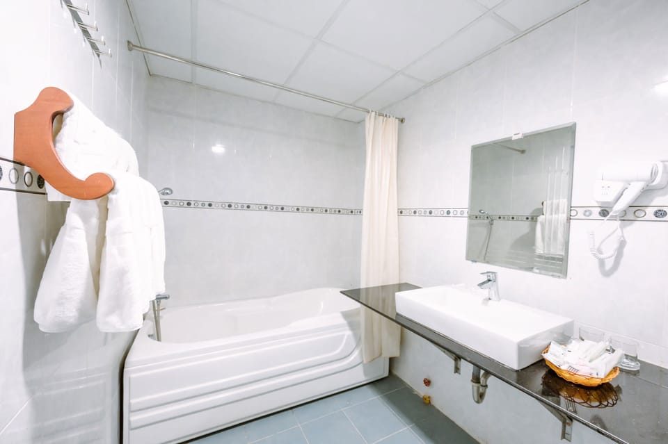 Deluxe Room | Bathroom shower