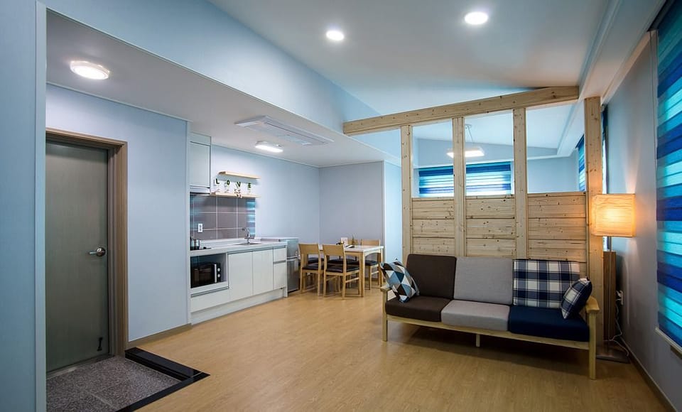 402 | Living area | Flat-screen TV