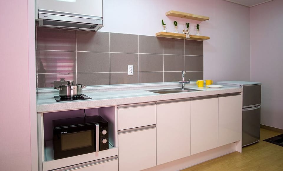 401 | Private kitchenette | Fridge, microwave, stovetop, cookware/dishes/utensils