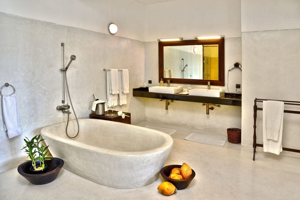 Combined shower/tub, rainfall showerhead, free toiletries, hair dryer