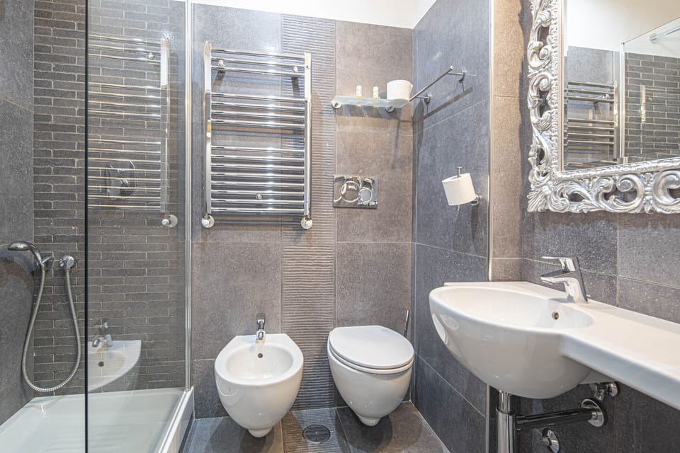 Shower, rainfall showerhead, free toiletries, hair dryer
