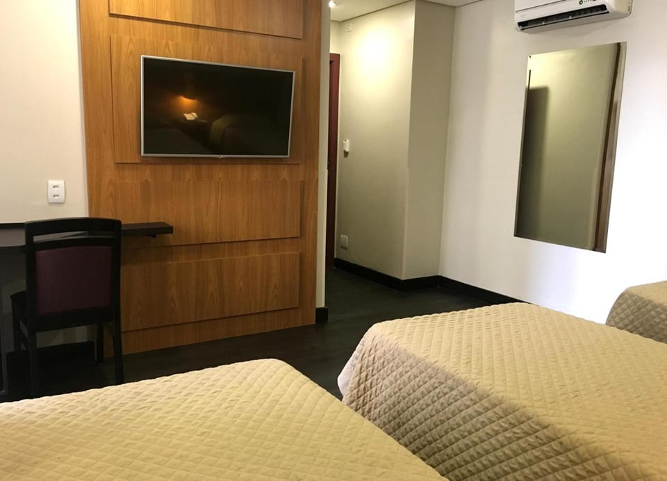 Minibar, in-room safe, desk, WiFi (free)