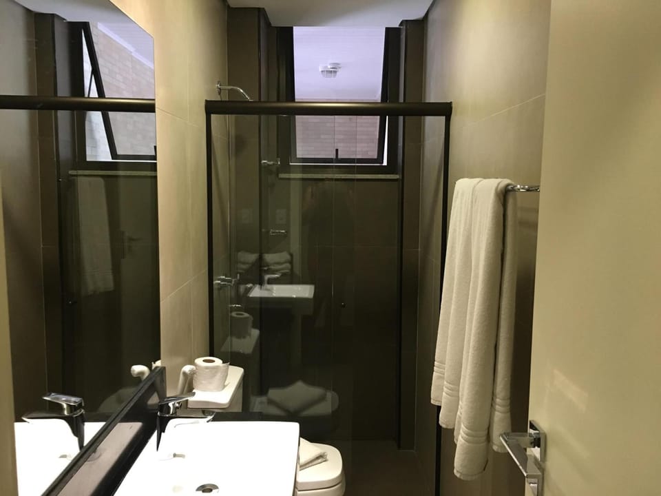 Shower, free toiletries, towels
