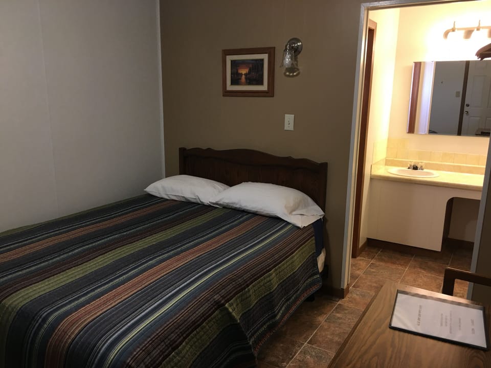 Laptop workspace, WiFi (free), bed sheets