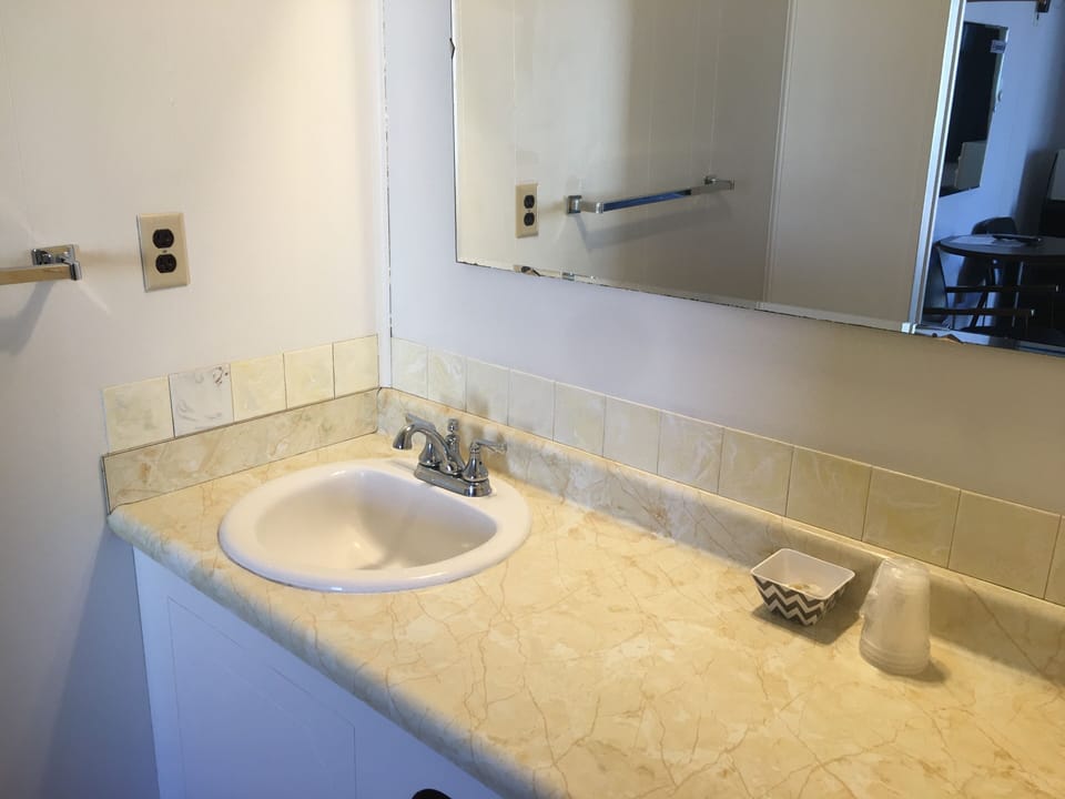 Single Room, 1 Bedroom | Bathroom | Shower, free toiletries, towels