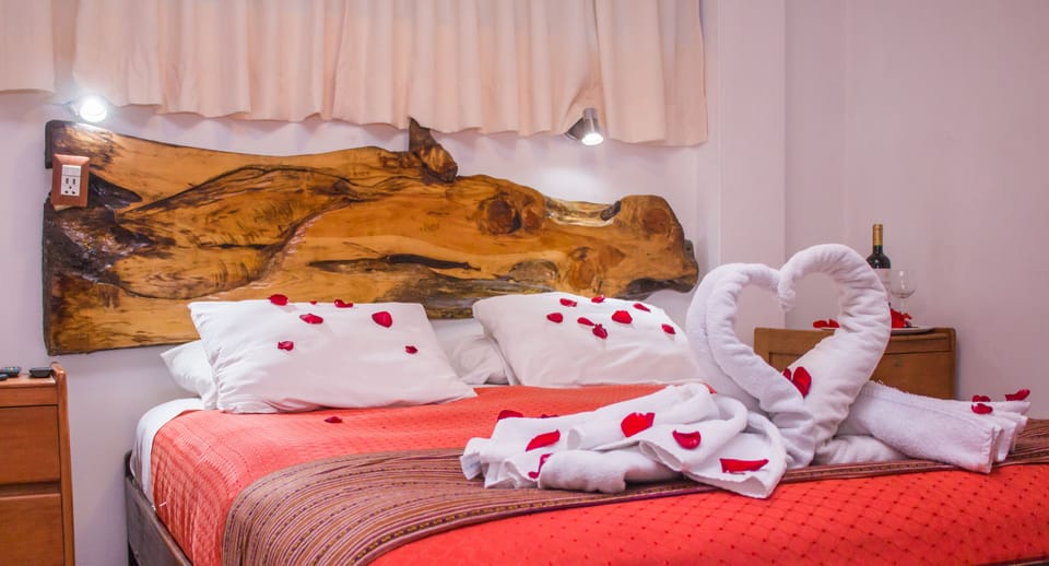 Suite, Private Bathroom | Down comforters, Tempur-Pedic beds, laptop workspace, WiFi (free)