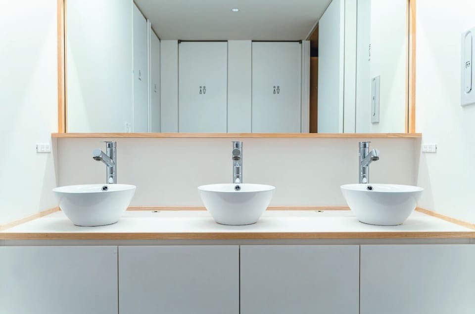 Shared Dormitory, Mixed Dorm, Shared Bathroom, Annex Building | Bathroom | Free toiletries, hair dryer, bidet, towels