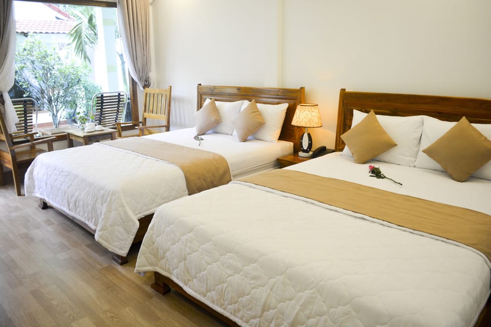 Deluxe Bungalow | Desk, blackout drapes, soundproofing, rollaway beds