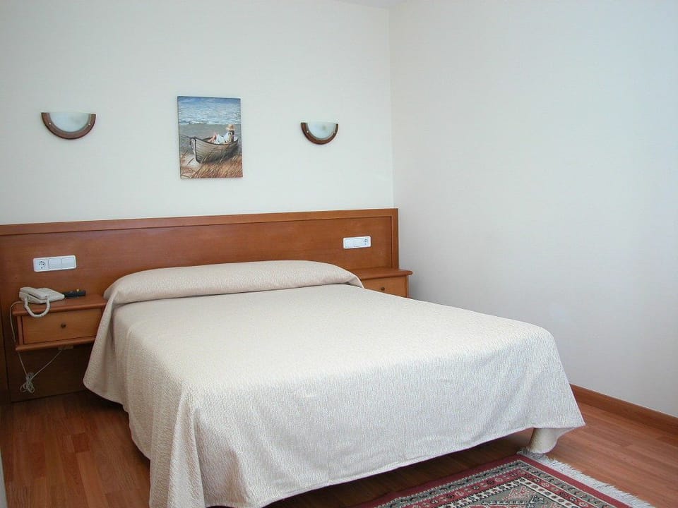 Basic Room | Desk, soundproofing, free WiFi, bed sheets