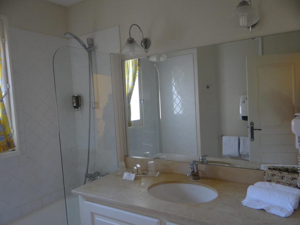 Bathtub, free toiletries, towels