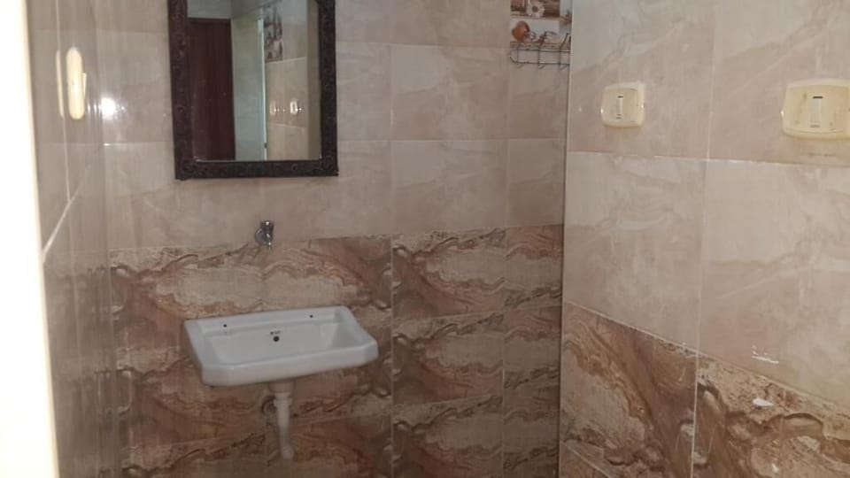 Separate tub and shower, free toiletries, towels