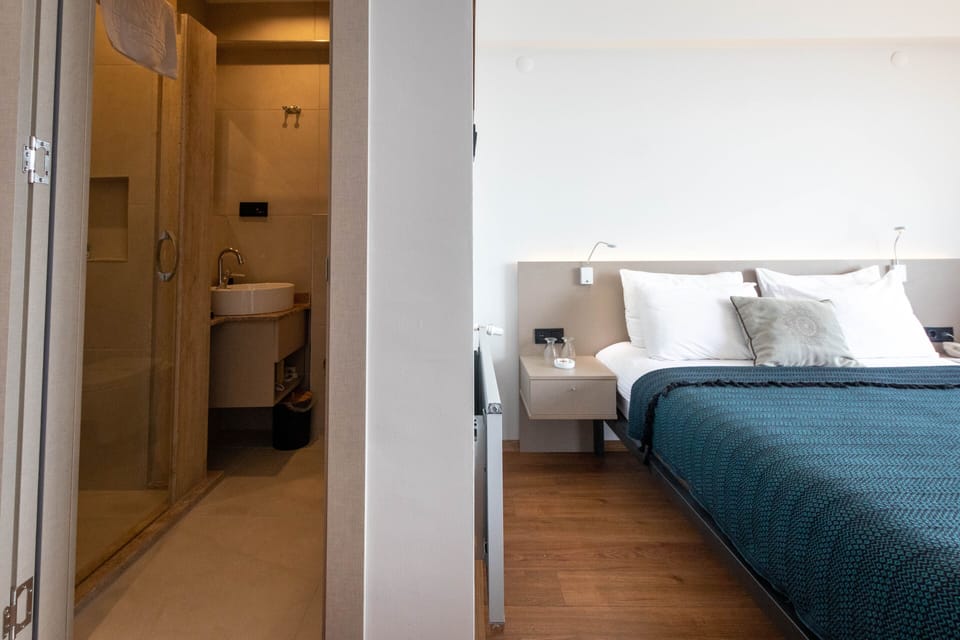 Minibar, in-room safe, desk, cribs (free)