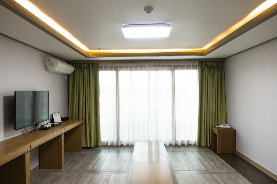 Double Suite Room | Living area | Flat-screen TV
