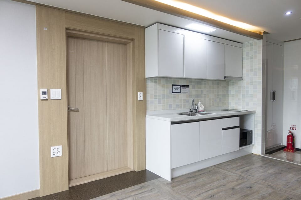 Double Suite Room | Private kitchenette | Fridge, microwave, electric kettle
