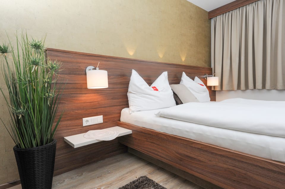 Business Single Room, Garden View | Premium bedding, in-room safe, desk, blackout drapes