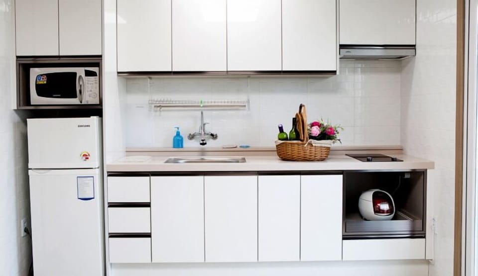 Room, 1 Bedroom | Private kitchen | Fridge, microwave, stovetop, rice cooker