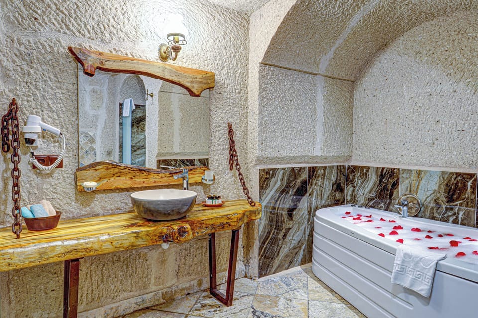 Honeymoon Suite, Hot Tub | Bathroom | Shower, rainfall showerhead, free toiletries, hair dryer