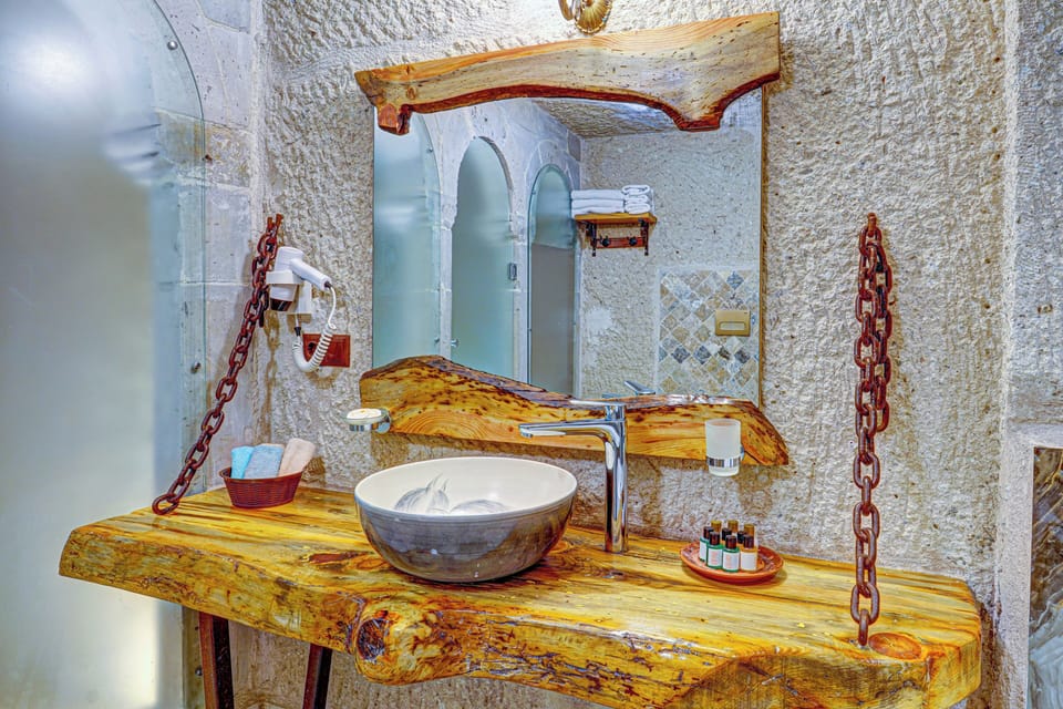 Honeymoon Suite, Hot Tub | Bathroom | Shower, rainfall showerhead, free toiletries, hair dryer