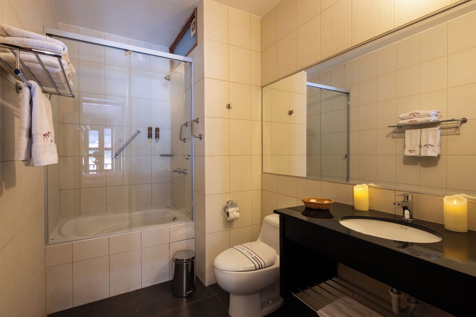 Twin Room, 2 Twin Beds | Bathroom | Combined shower/tub, deep soaking tub, free toiletries, hair dryer