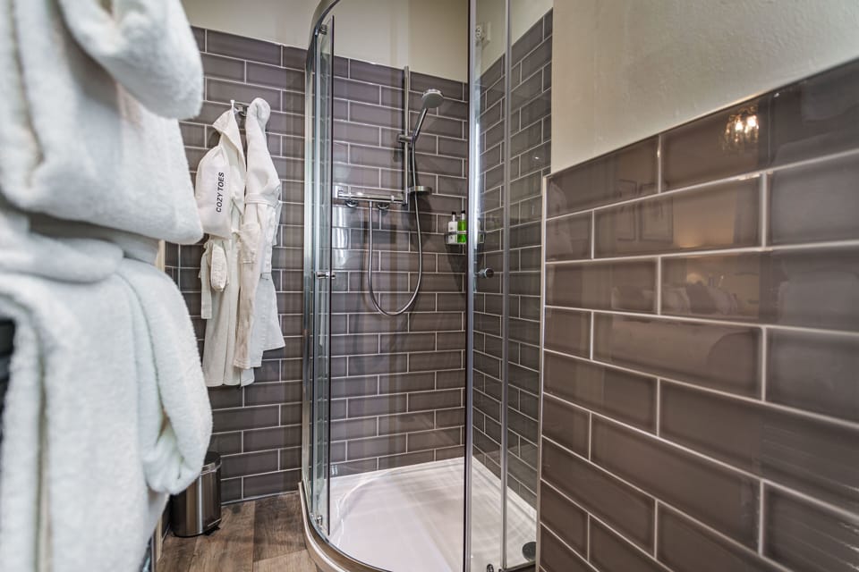 Classic Double Room | Bathroom | Free toiletries, hair dryer, bathrobes, slippers