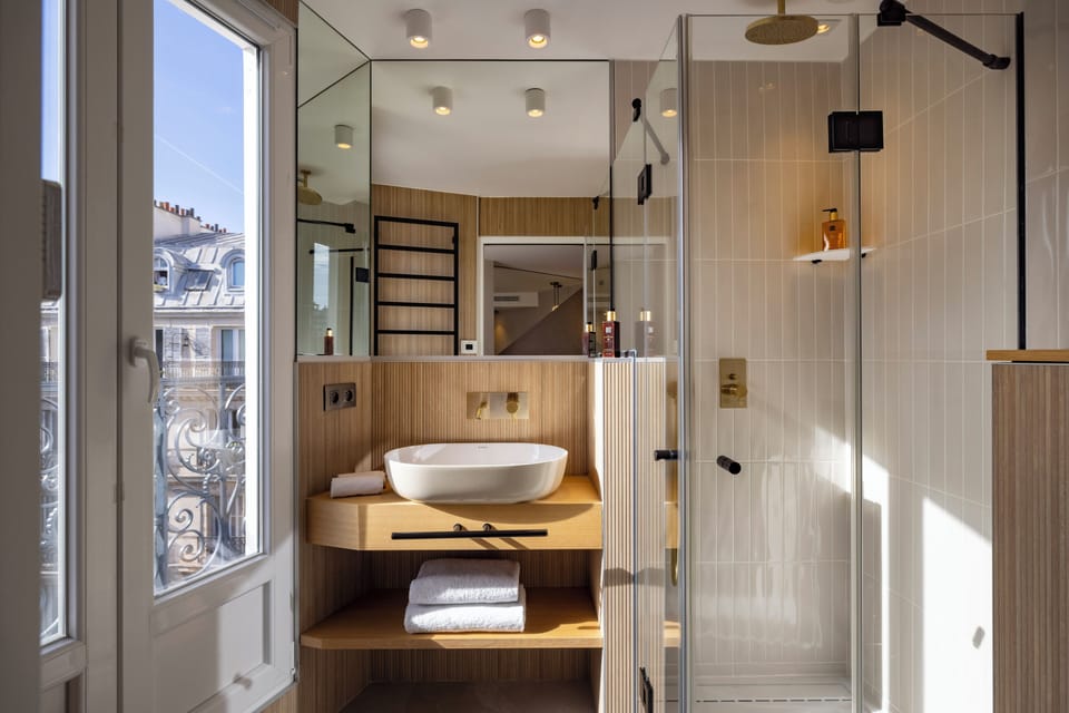 Prestige Room - Eiffel Tower view | Bathroom | Shower, free toiletries, hair dryer, towels