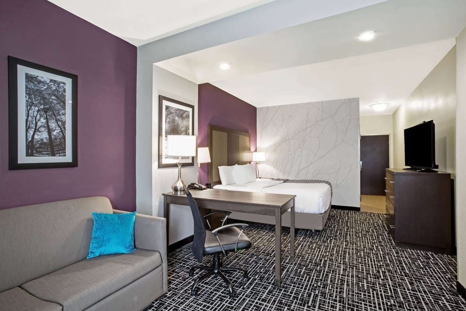 Executive Studio Suite, 1 King Bed, Non Smoking | Pillowtop beds, desk, iron/ironing board, free cribs/infant beds