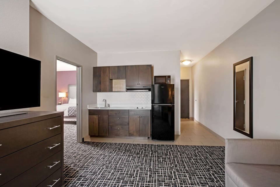 Deluxe Suite, 1 Bedroom, Non Smoking | Pillowtop beds, desk, iron/ironing board, free cribs/infant beds