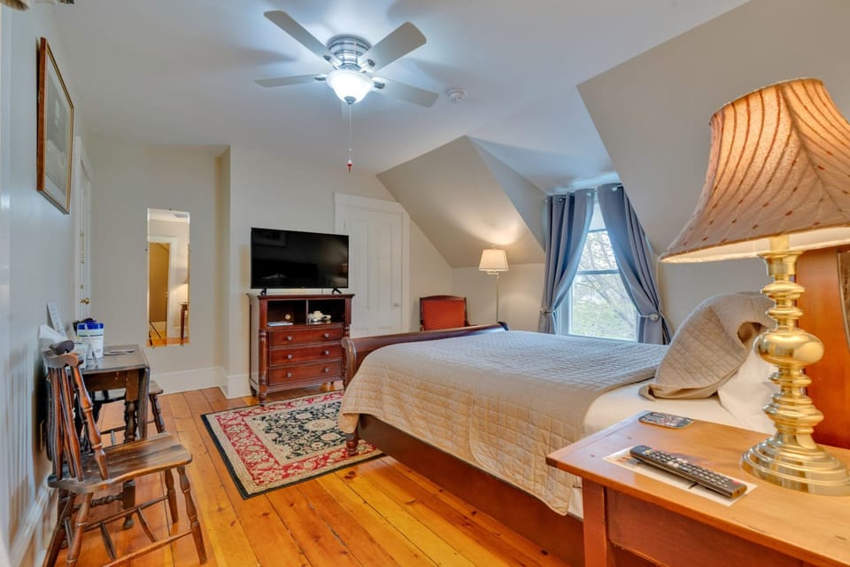 Taupe Room | Premium bedding, iron/ironing board (on request), WiFi (free)
