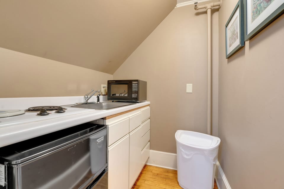 Standard Room, 1 Queen Bed, Refrigerator & Microwave | Private kitchen | Shared fridge, electric kettle