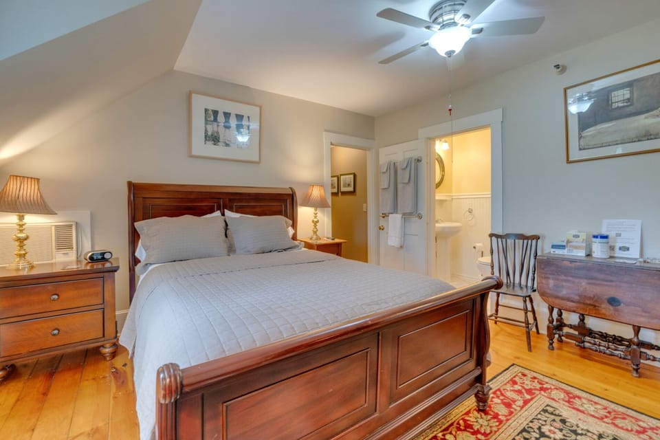 Taupe Room | Premium bedding, iron/ironing board (on request), WiFi (free)
