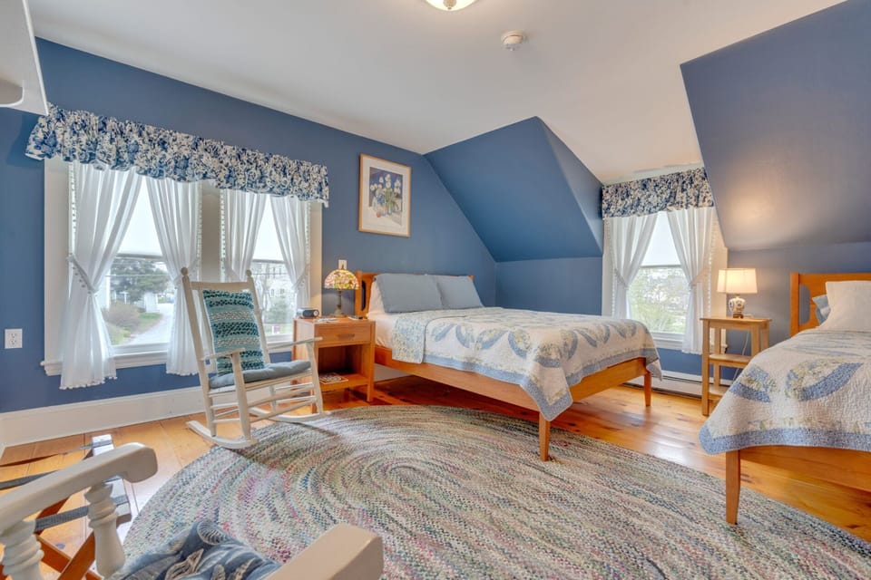 Blue Room | Premium bedding, iron/ironing board (on request), WiFi (free)