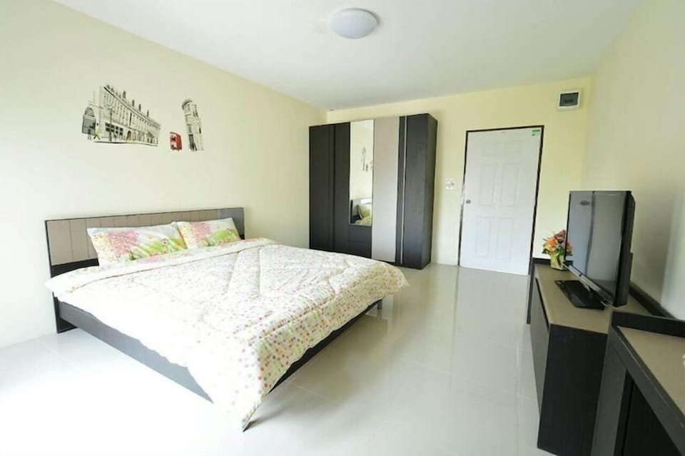 Deluxe Double Room | Desk, rollaway beds, free WiFi, bed sheets