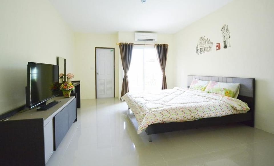 Desk, rollaway beds, free WiFi, bed sheets