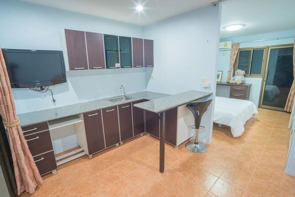 Studio | Private kitchenette | Fridge