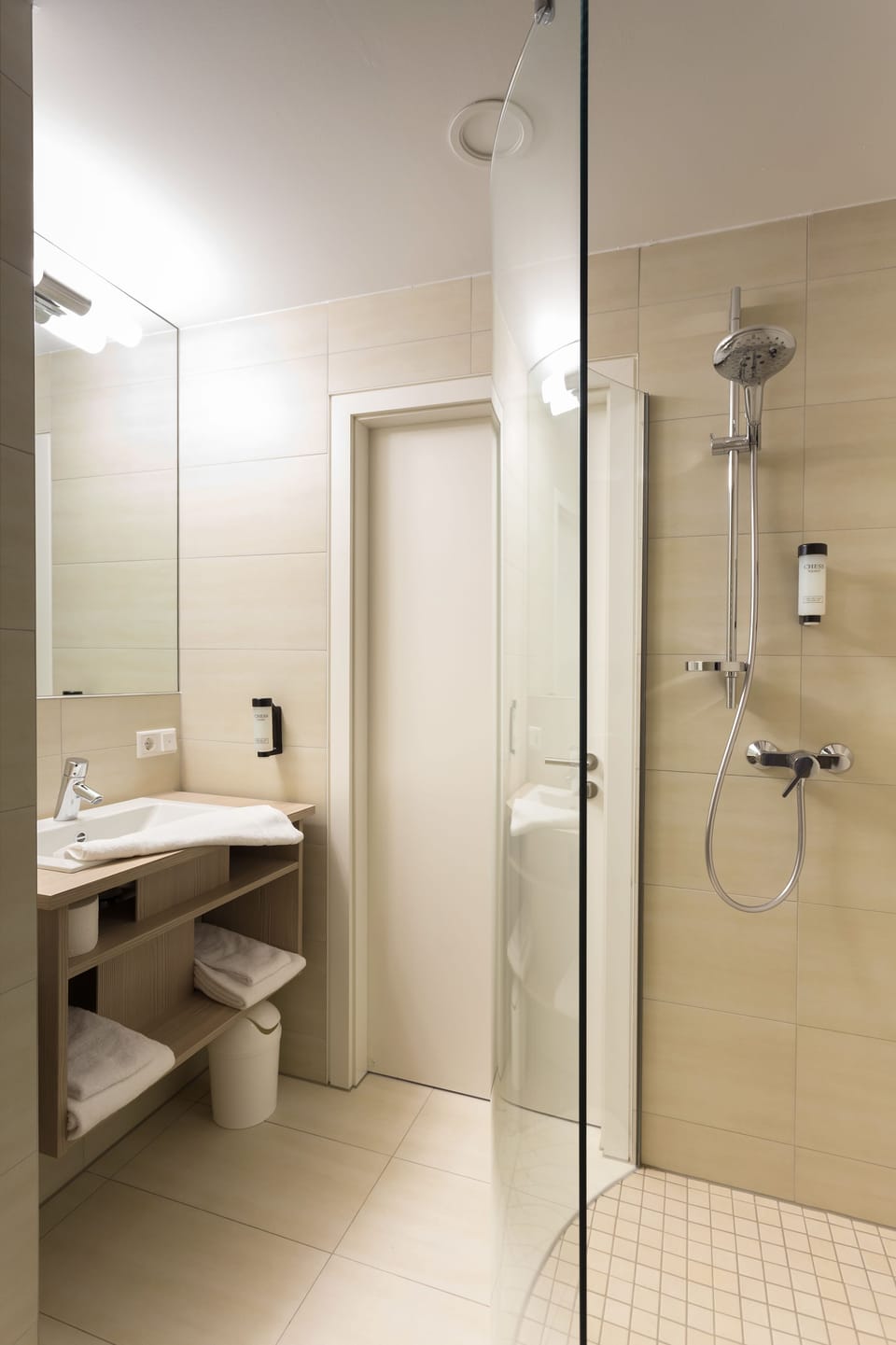 Shower, free toiletries, towels