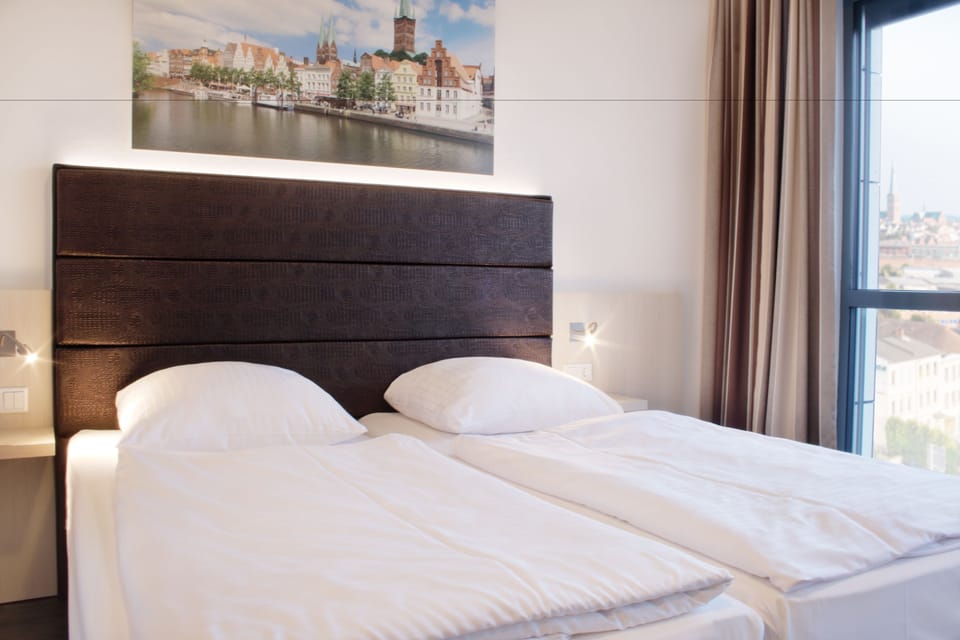 Desk, soundproofing, free WiFi, bed sheets
