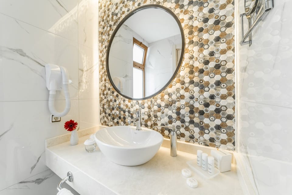Hotel Standard Room, No Balcony | Bathroom | Shower, free toiletries, hair dryer, towels