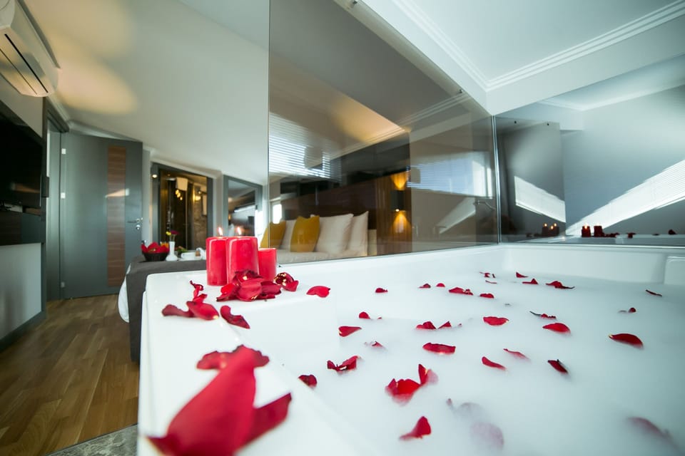 Deluxe Suite, Jetted Tub | Living area | LED TV