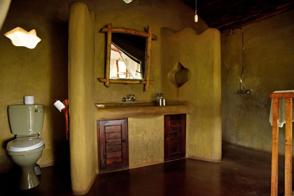 Deluxe Tent | Bathroom | Shower, free toiletries, towels
