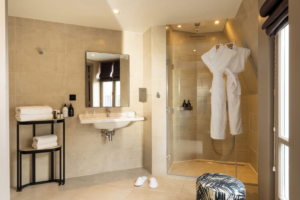 Prestige room, balcony | Bathroom | Free toiletries, hair dryer, towels