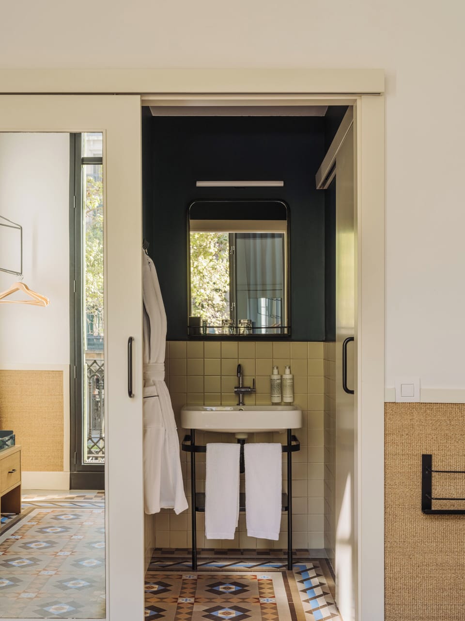 Shower, hair dryer, towels, shampoo